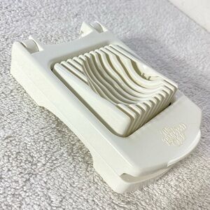 5/$35 Vintage The Pampered Chef White Egg Slicer Plus